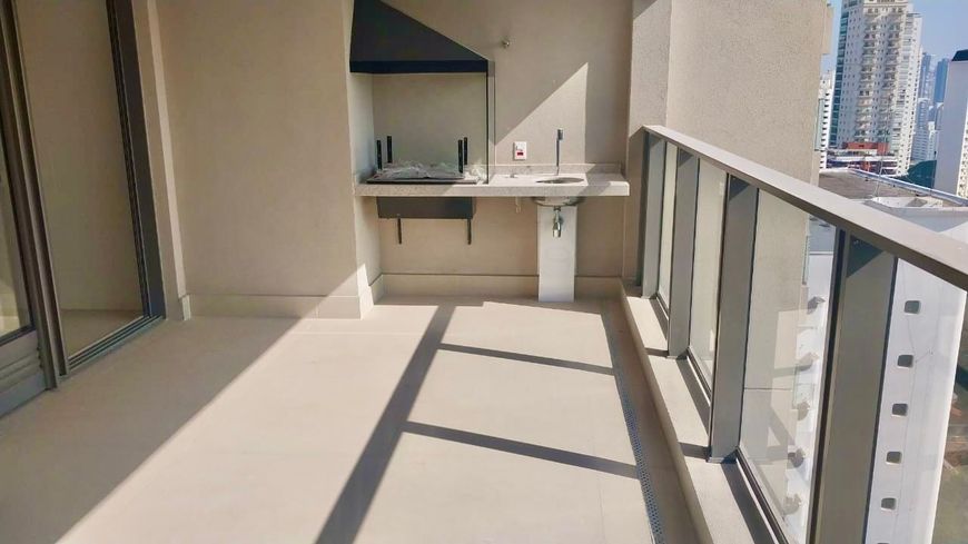 Quatro suítes, andar alto, com vista panorâmica