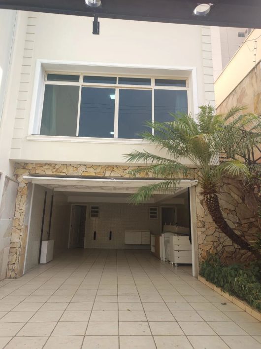 Mansão para aluguel ou venda possui 200 metros quadrados com 3 quartos e 4 vagas em Perdizes - SP