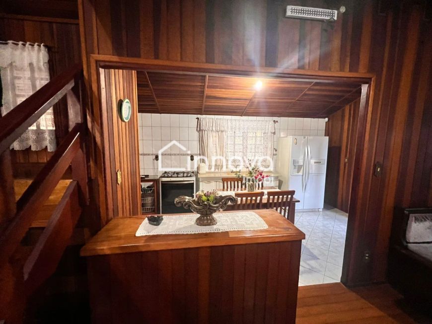 Chácara à venda com 5 quartos, amplo espaço verde, área de churrasco completa com banheiro, piscina