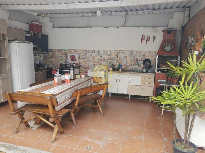 Excelente oportunidade de investimento em Jacareí-SP: Casa 2 quartos no Parque Califórnia, com 2 vag