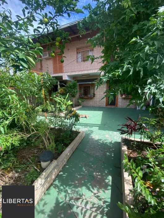 Ótima casa de dois pavimentos localizada no Bairro Restinga