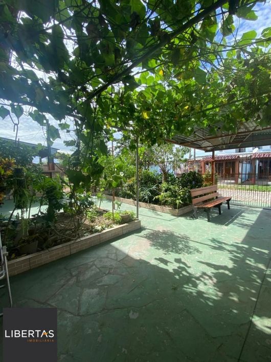 Ótima casa de dois pavimentos localizada no Bairro Restinga