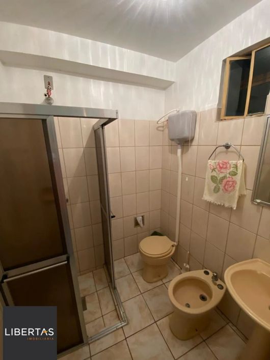 Ótima casa de dois pavimentos localizada no Bairro Restinga
