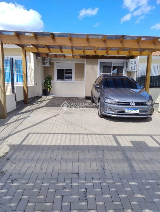 Casa residencial à venda no bairro Restinga com 70m² e 2 dormitórios/quartos.