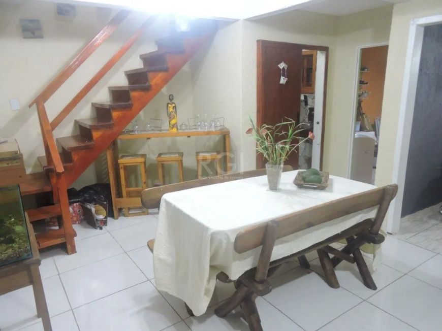 VENDO no bairro Partenon em Porto Alegre Casa estilo sobrado com 03 dormitórios. Na parte superior s
