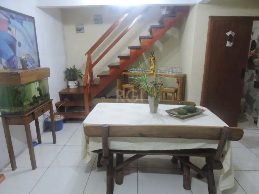 VENDO no bairro Partenon em Porto Alegre Casa estilo sobrado com 03 dormitórios. Na parte superior s