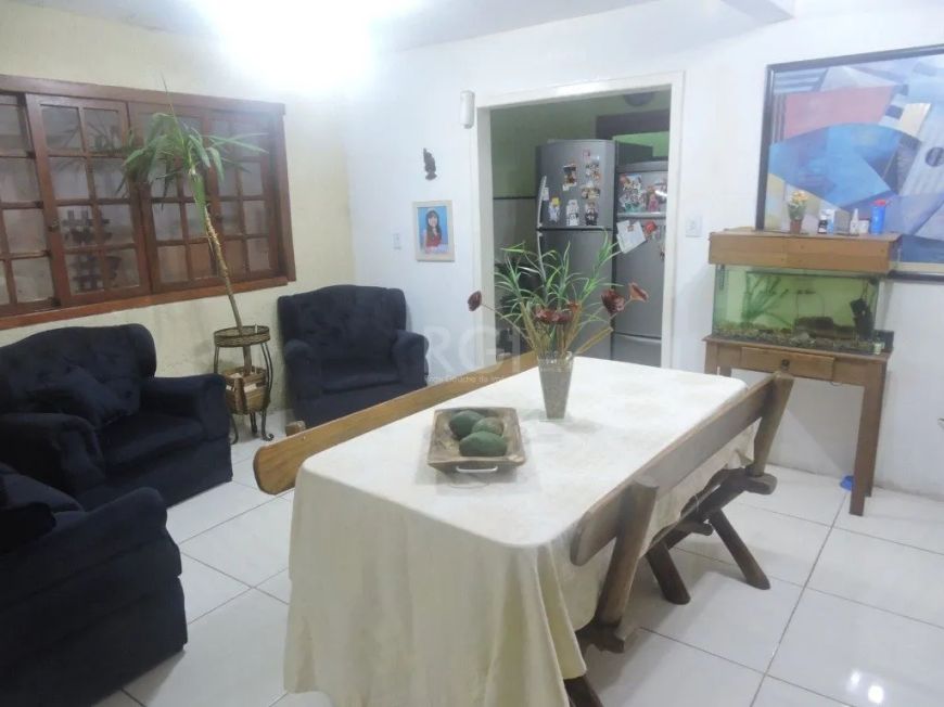 VENDO no bairro Partenon em Porto Alegre Casa estilo sobrado com 03 dormitórios. Na parte superior s
