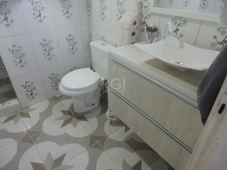 VENDO no bairro Partenon em Porto Alegre Casa estilo sobrado com 03 dormitórios. Na parte superior s