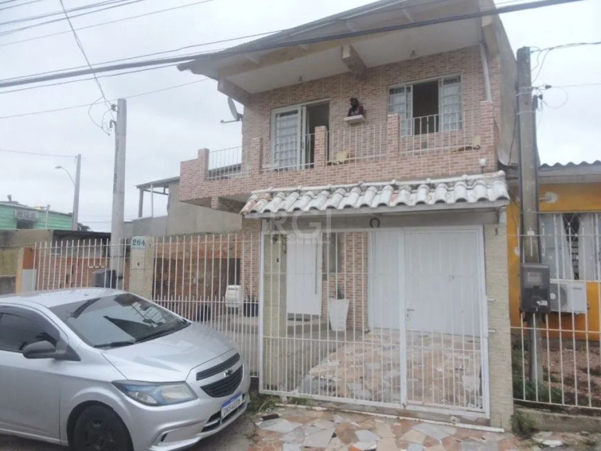VENDO no bairro Partenon em Porto Alegre Casa estilo sobrado com 03 dormitórios. Na parte superior s