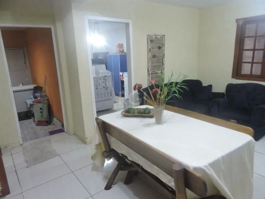 VENDO no bairro Partenon em Porto Alegre Casa estilo sobrado com 03 dormitórios. Na parte superior s