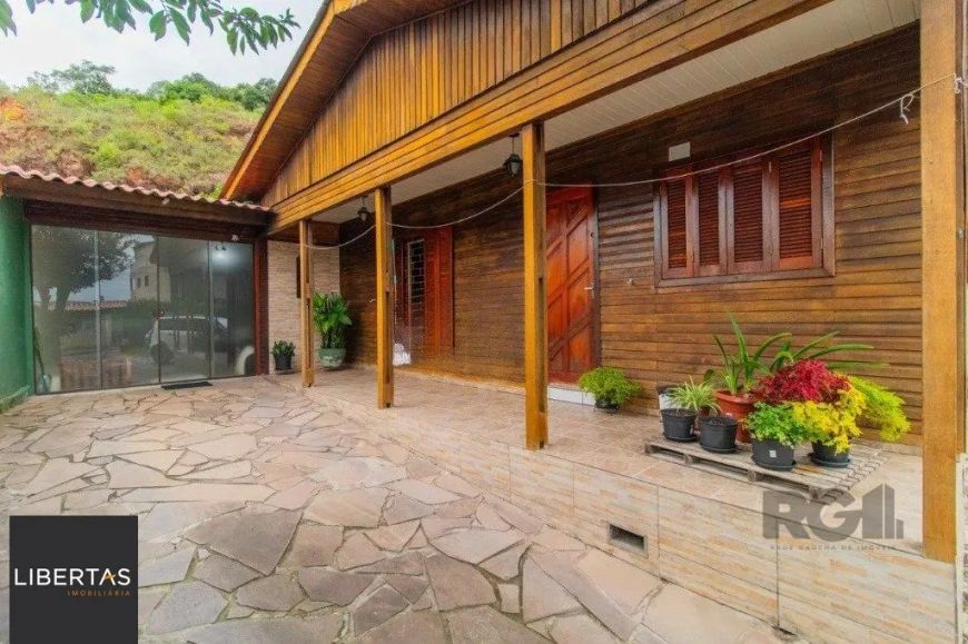 Casa com 3 dormitórios no bairro Partenon