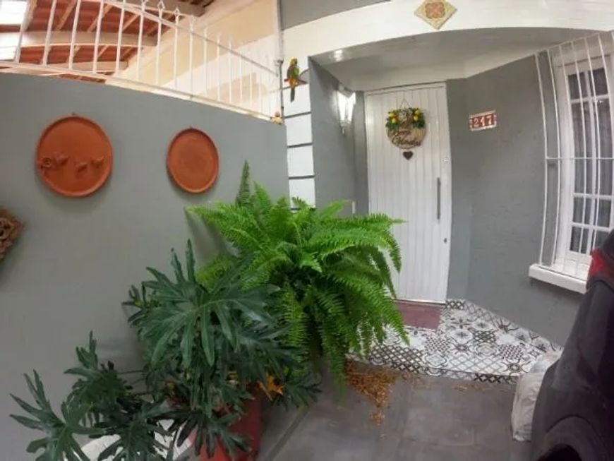 Sobrado em Porto Alegre, no bairro Hípica, com 3 dormitório(s), e 3 banheiros, à venda.