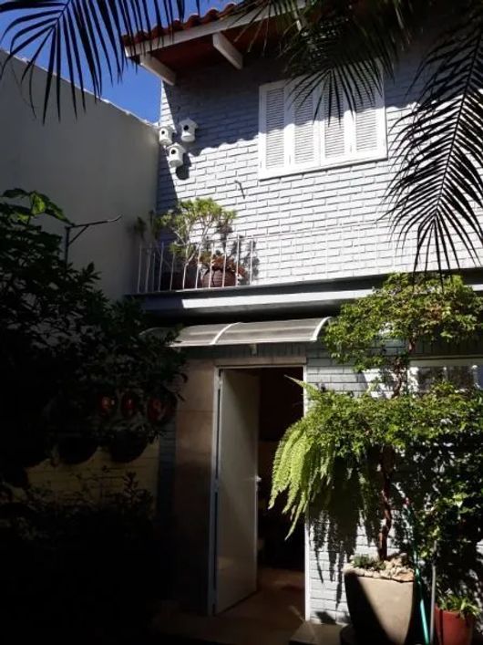 Sobrado em Porto Alegre, no bairro Hípica, com 3 dormitório(s), e 3 banheiros, à venda.