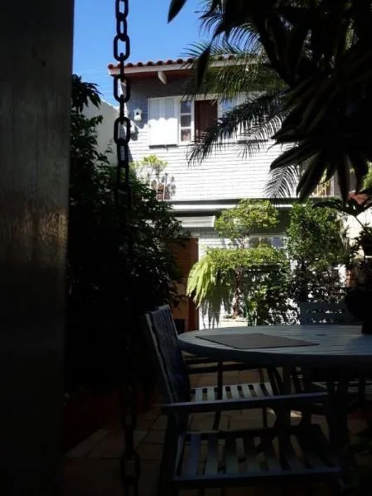Sobrado em Porto Alegre, no bairro Hípica, com 3 dormitório(s), e 3 banheiros, à venda.
