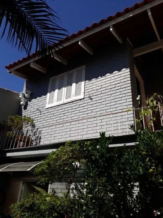 Sobrado em Porto Alegre, no bairro Hípica, com 3 dormitório(s), e 3 banheiros, à venda.