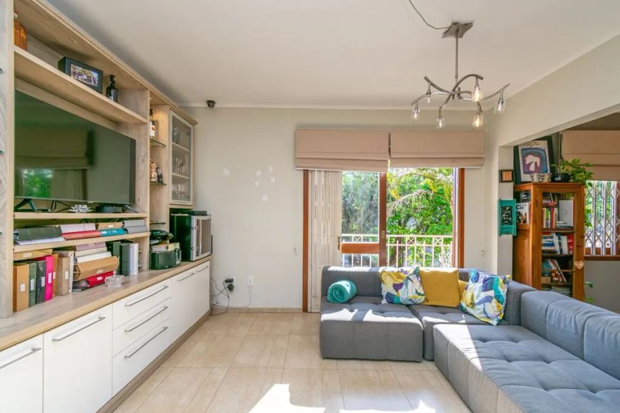 Cobertura Duplex localizada a 350m da Praça da Encol, no primeiro pavimento possui sala de estar com