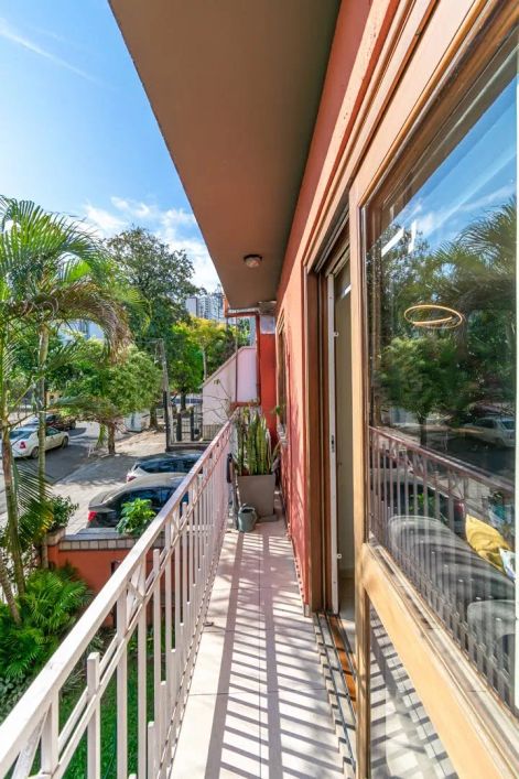 Cobertura Duplex localizada a 350m da Praça da Encol, no primeiro pavimento possui sala de estar com