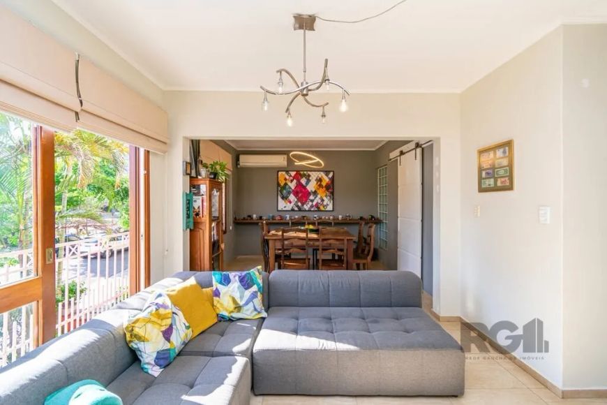 Cobertura Duplex localizada a 350m da Praça da Encol, no primeiro pavimento possui sala de estar com