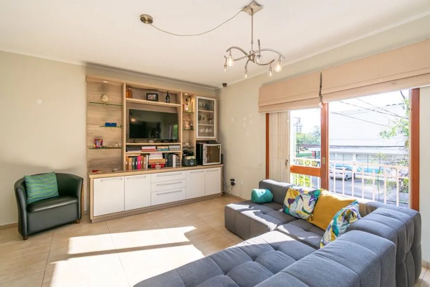 Cobertura Duplex localizada a 350m da Praça da Encol, no primeiro pavimento possui sala de estar com