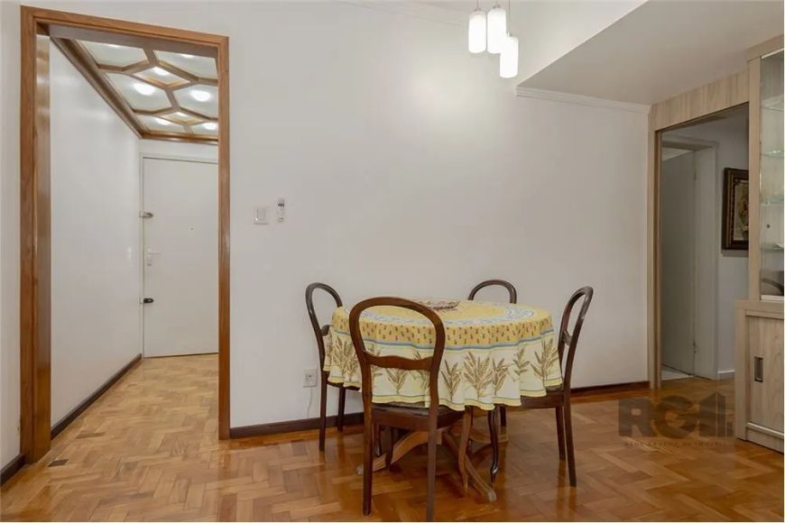 Apartamento à venda na Rua Sarmento Leite, no coração do Centro Histórico de Porto Alegre, em frente