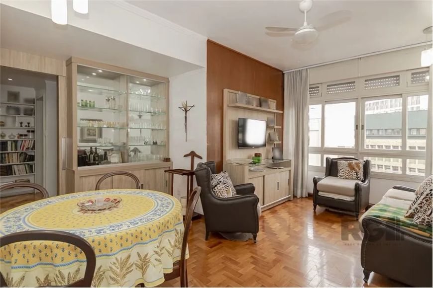 Apartamento à venda na Rua Sarmento Leite, no coração do Centro Histórico de Porto Alegre, em frente
