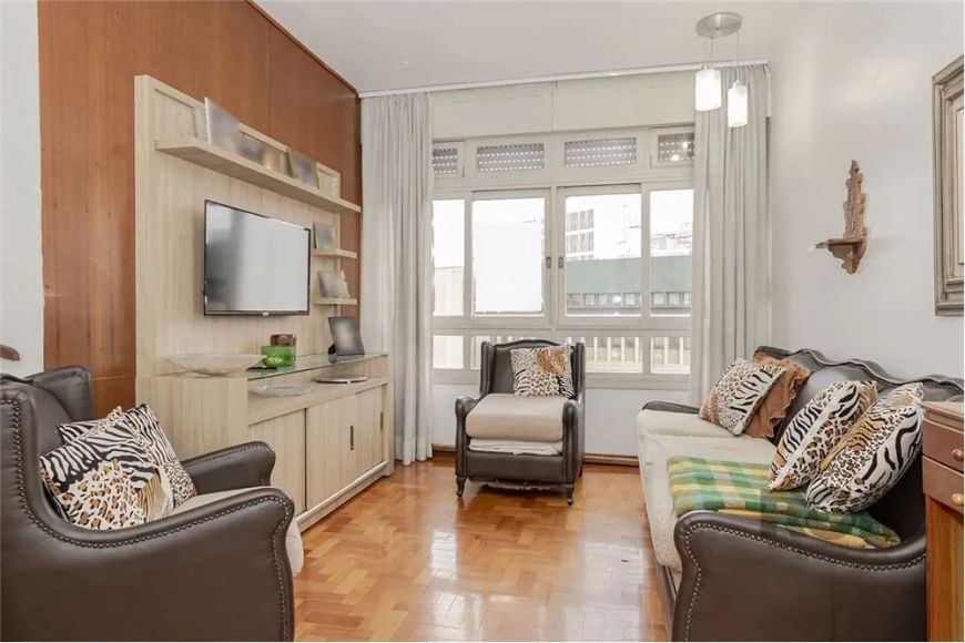 Apartamento à venda na Rua Sarmento Leite, no coração do Centro Histórico de Porto Alegre, em frente