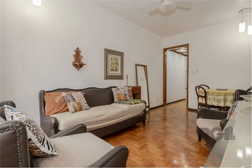 Apartamento à venda na Rua Sarmento Leite, no coração do Centro Histórico de Porto Alegre, em frente