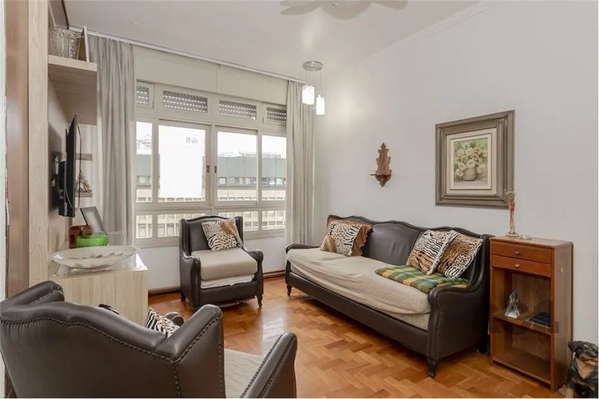 Apartamento à venda na Rua Sarmento Leite, no coração do Centro Histórico de Porto Alegre, em frente