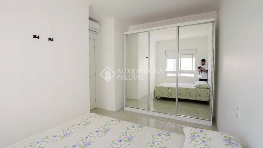 Apartamento de 02 dormitórios, living 2 ambientes, cozinha com churrasqueira, banheiro social, área