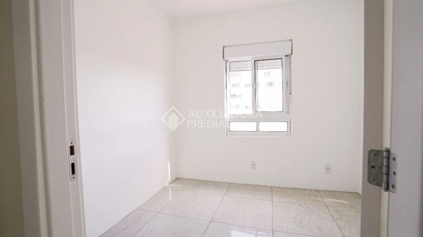 Apartamento de 02 dormitórios, living 2 ambientes, cozinha com churrasqueira, banheiro social, área