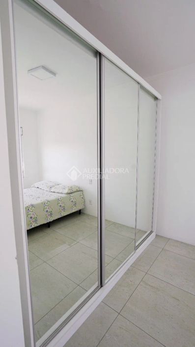 Apartamento de 02 dormitórios, living 2 ambientes, cozinha com churrasqueira, banheiro social, área