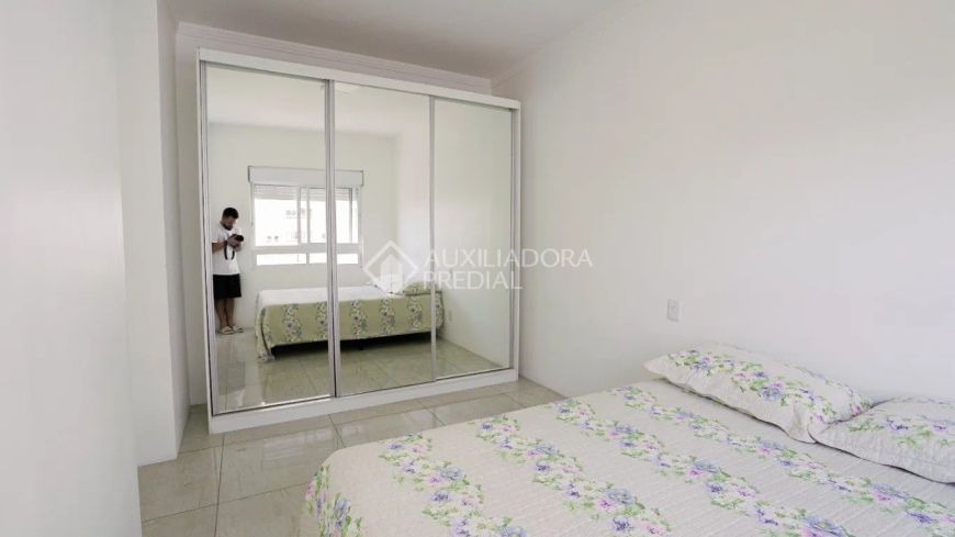 Apartamento de 02 dormitórios, living 2 ambientes, cozinha com churrasqueira, banheiro social, área