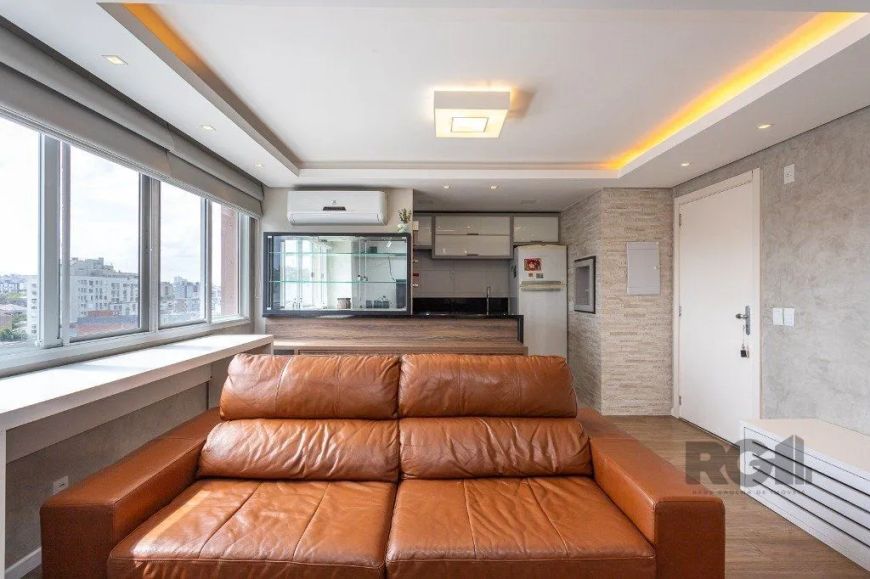 Apartamento na Azenha de 2 dormitórios vaga e infra