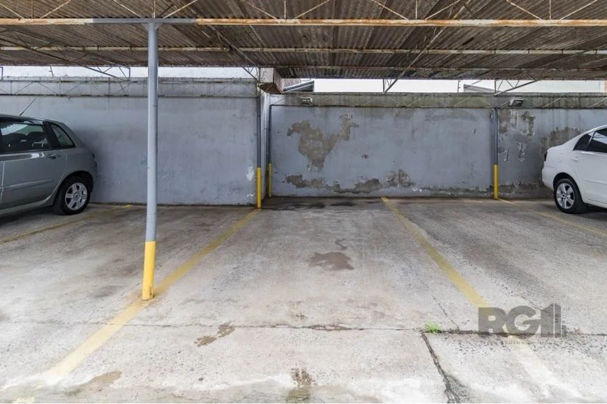 Descubra seu novo lar em Porto Alegre! Este apartamento à venda, localizado em condomínio fechado, o
