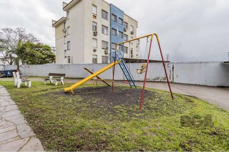 Descubra seu novo lar em Porto Alegre! Este apartamento à venda, localizado em condomínio fechado, o