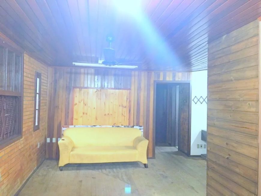 Casa no bairro Jardim Carvalho, em Porto Alegre, com 03 dormitórios, sala, cozinha, banheiro, área d
