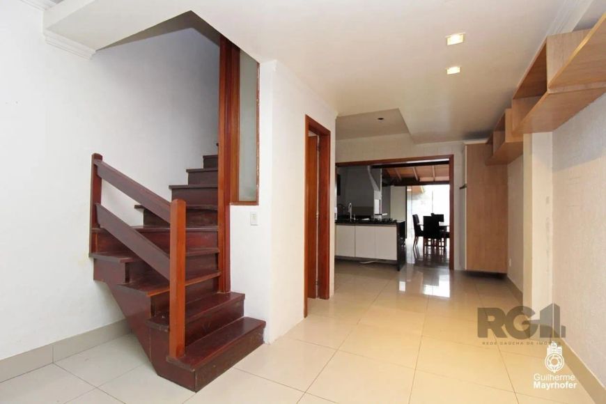 Casa em condomínio fechado, com 3 dormitórios/quartos, living 2 ambientes, lavabo, cozinha. Espaço-g