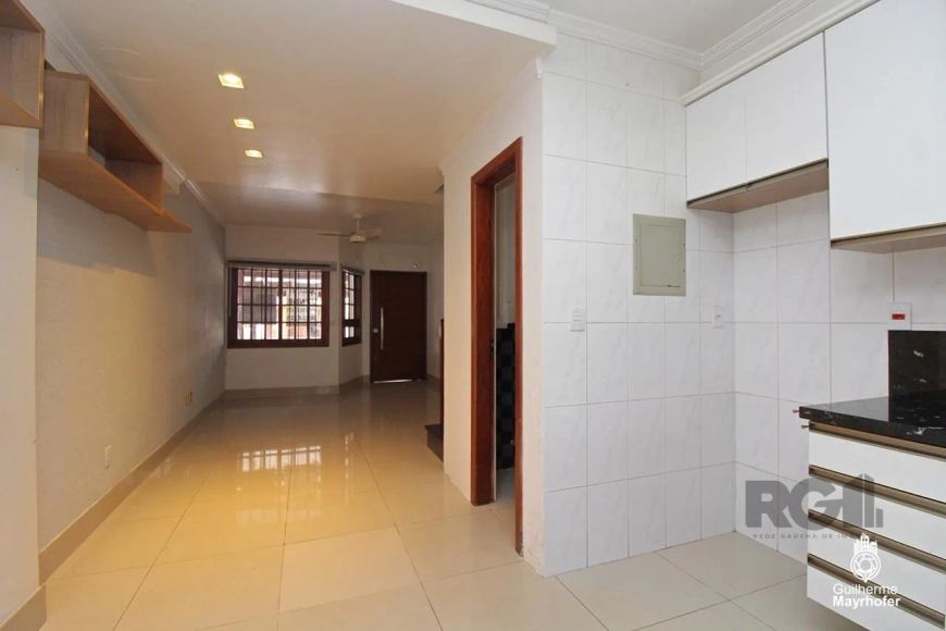Casa em condomínio fechado, com 3 dormitórios/quartos, living 2 ambientes, lavabo, cozinha. Espaço-g