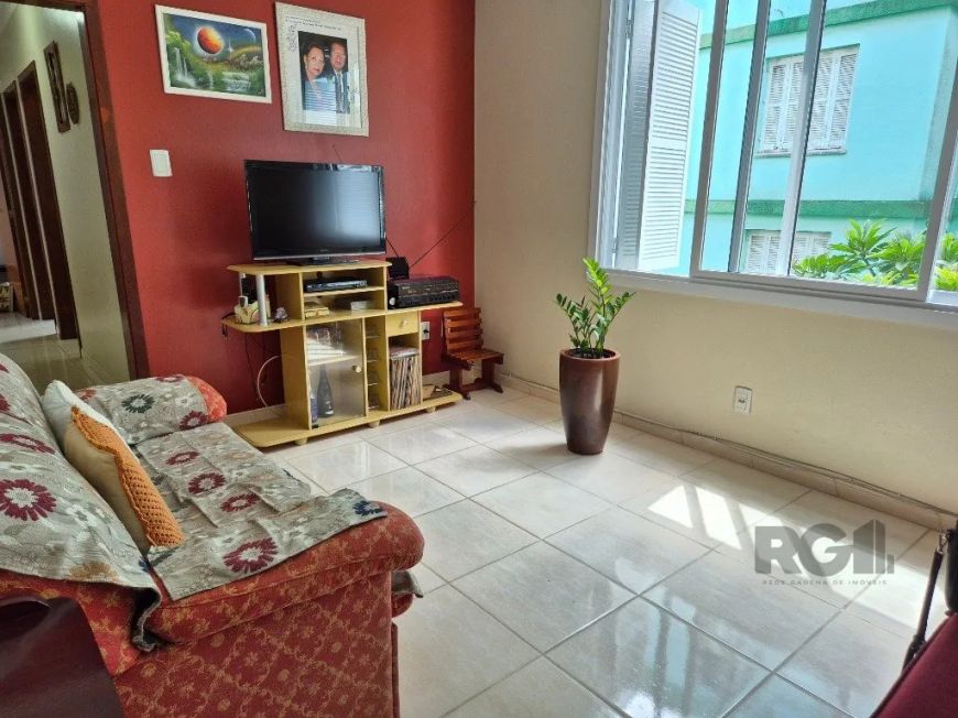 Imóvel reformado.Originalmente com 04 dormitórios, transformado em 3 com sala estendida.Cozinha com