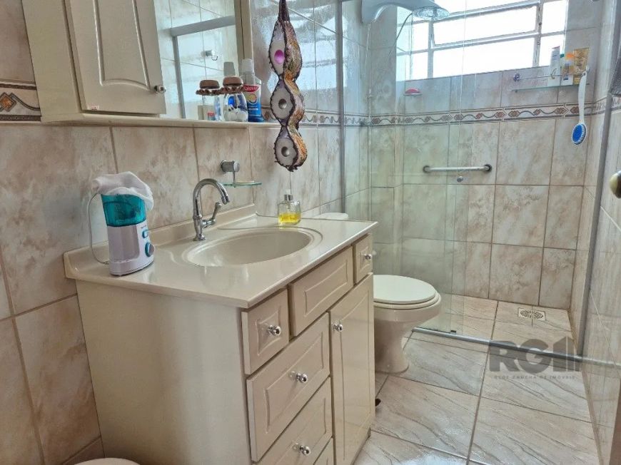 Imóvel reformado.Originalmente com 04 dormitórios, transformado em 3 com sala estendida.Cozinha com