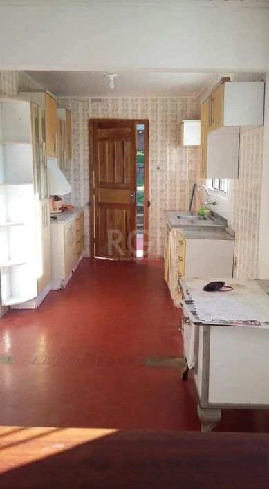Casa no bairro Belem Novo, 2 dormitorios ,2 salas ,cozinha ,casa bem arejada e ampla,agradavel inver