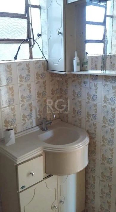 Casa no bairro Belem Novo, 2 dormitorios ,2 salas ,cozinha ,casa bem arejada e ampla,agradavel inver
