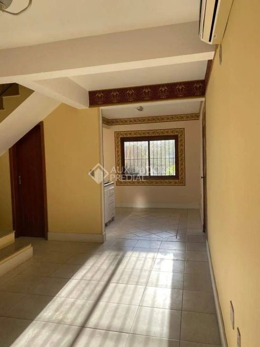 CASA COM AMPLO PATIO.