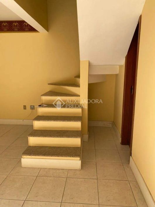 CASA COM AMPLO PATIO.