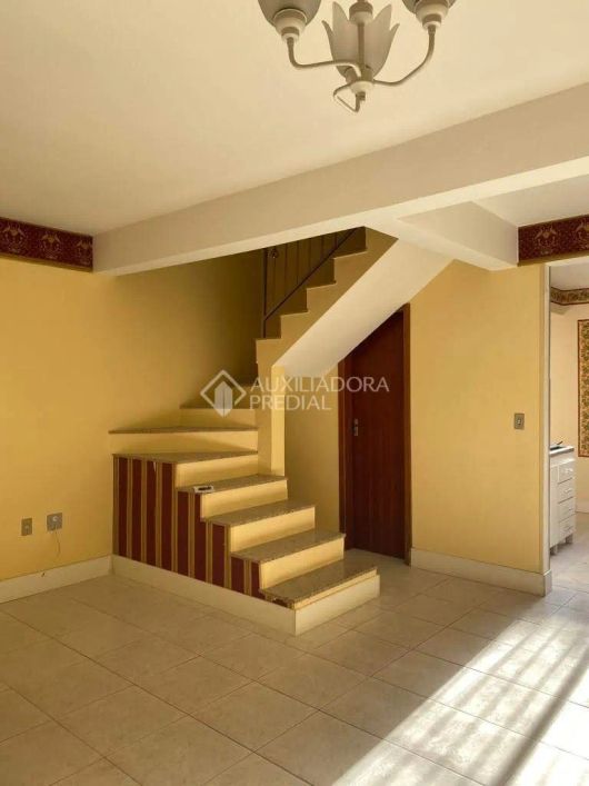 CASA COM AMPLO PATIO.
