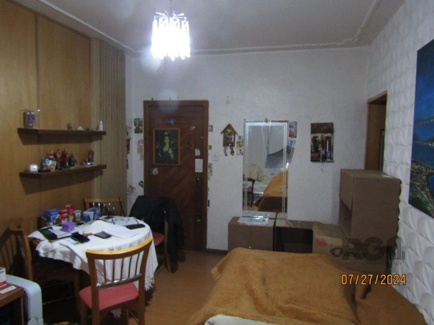 Apartamento de frente, dois quartos, living em dois ambientes, sacada envidraçada, copa-cozinha ampl