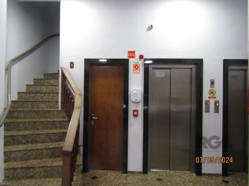Apartamento de frente, dois quartos, living em dois ambientes, sacada envidraçada, copa-cozinha ampl