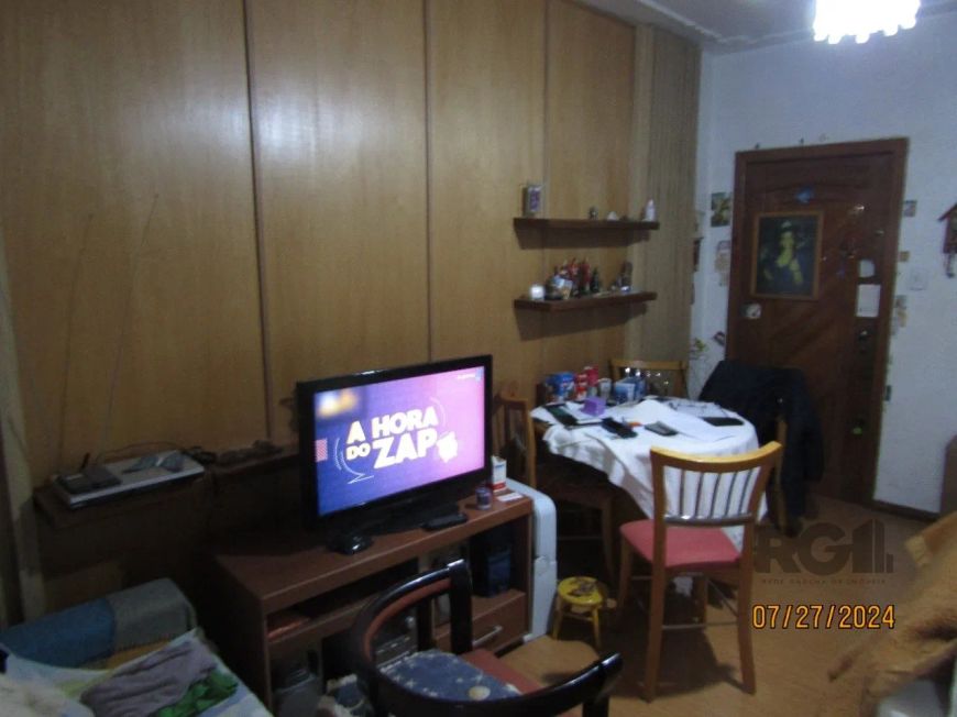 Apartamento de frente, dois quartos, living em dois ambientes, sacada envidraçada, copa-cozinha ampl