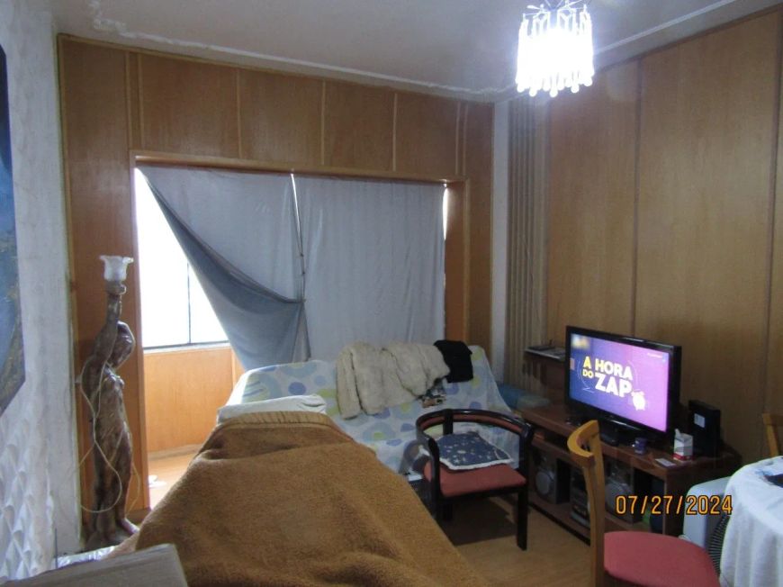 Apartamento de frente, dois quartos, living em dois ambientes, sacada envidraçada, copa-cozinha ampl