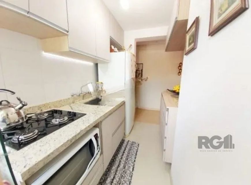 Apartamento semi-mobiliado com 2 dormitórios, living 2 ambientes com sancas, 1 split, cozinha americ